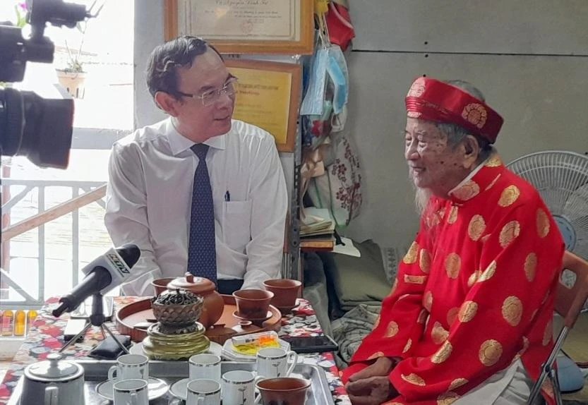 Bí thư Thành ủy Nguyễn Văn Nên kính chúc nhà nghiên cứu Nguyễn Đình Tư tiếp tục cống hiến nhiều tác phẩm hay cho đời. Ảnh: Trần Đình Ba