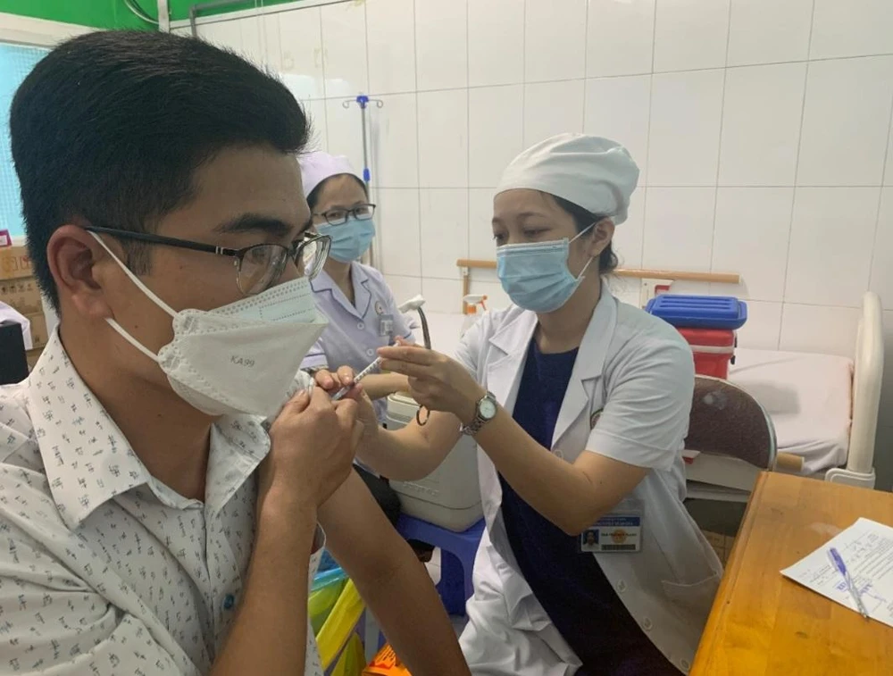 Nhân viên y tế phường Đa kao quận 1 tiêm Vaccine mũi bổ sung cho người dân. Ảnh: Hoàng Lan