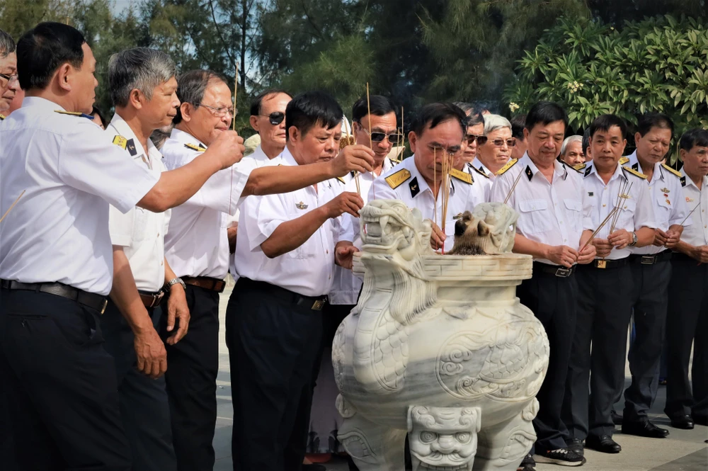 Các cựu sĩ quan Hải quân thắp hương tại Khu tưởng niệm chiến sĩ Gạc Ma.