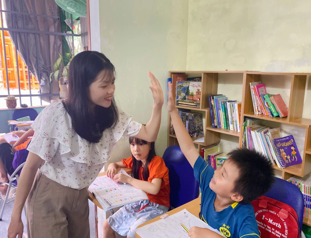 Trần Thị Hòa say mê giảng dạy ngoại ngữ cho các em ở quê nhà, đảo Lý Sơn. Ảnh: NVCC Trần Thị Hòa say mê giảng dạy ngoại ngữ cho các em ở quê nhà, đảo Lý Sơn. Ảnh: NVCC