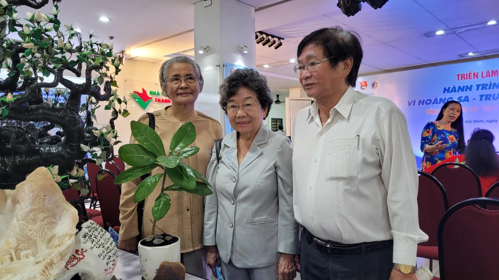 Cây bàng vuông F3 được ông Trương Minh Nhựt (hiện đã mất) mang về từ Trường Sa năm 2013. Đứng bên cây bàng là vợ, chị và em của ông Nhựt. Cây bàng vuông F3 được ông Trương Minh Nhựt (hiện đã mất) mang về từ Trường Sa năm 2013. Đứng bên cây bàng là vợ, chị và em của ông Nhựt.