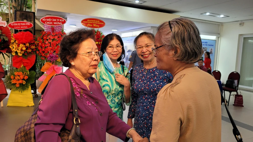 Bà Nguyễn Thị Hoài Thu, nguyên Ủy viên Ủy ban Thường vụ Quốc hội, nguyên Chủ nhiệm Uỷ ban Về các vấn đề xã hội của Quốc hội cùng các khách mời tại triển lãm Bà Nguyễn Thị Hoài Thu, nguyên Ủy viên Ủy ban Thường vụ Quốc hội, nguyên Chủ nhiệm Uỷ ban Về các vấn đề xã hội của Quốc hội cùng các khách mời tại triển lãm