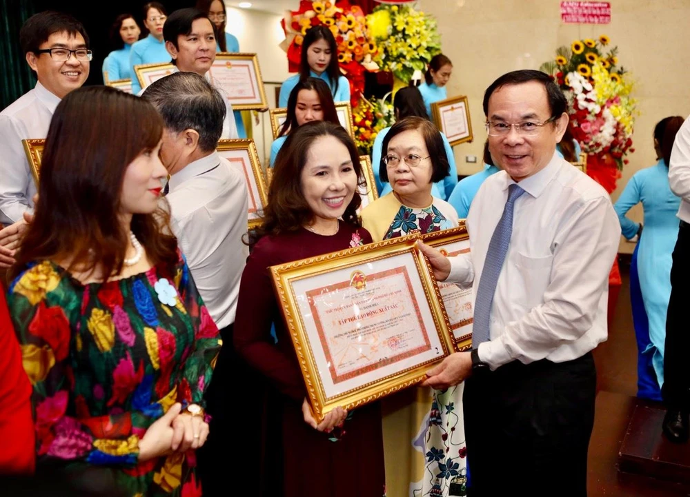 Bí thư Thành uỷ Nguyễn Văn Nên trao danh hiệu Tập thể lao động xuất sắc cho Trường THPT Trưng Vương. Ảnh: Nguyệt Nhi