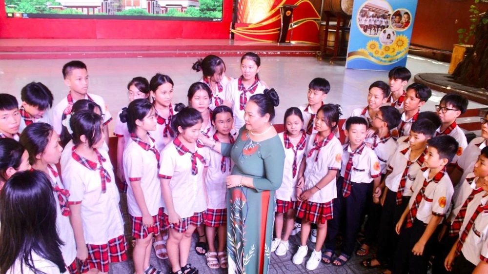 Cô Phan Thị Ánh Hoàng, hiệu trưởng trường THCS-THPT Nam Việt cùng các dự án “Ươm mầm tương lai”. Ảnh: NVCC