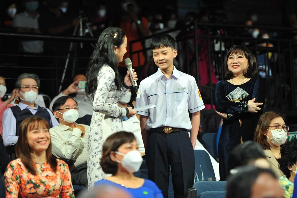 Cô Hà Thị Kim Sa (phải) và em Vũ Hữu Thành, đang theo học tại trường THCS-THPT Hồng Hà, con của thiếu tá Vũ Trung Hiếu, đang công tác tại Đảo Đá Tây (huyện đảo Trường Sa). Ảnh: NVCC