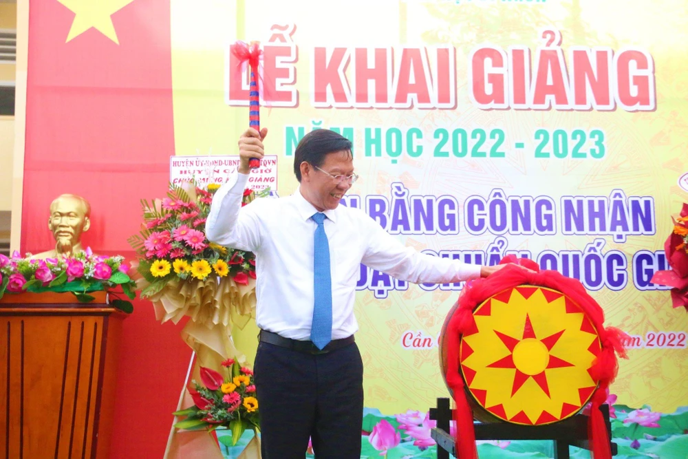 Chủ tịch UBND TP.HCM Phan Văn Mãi đánh trống khai giảng tại trường Tiểu học Lý Nhơn. Ảnh: THẢO PHƯƠNG