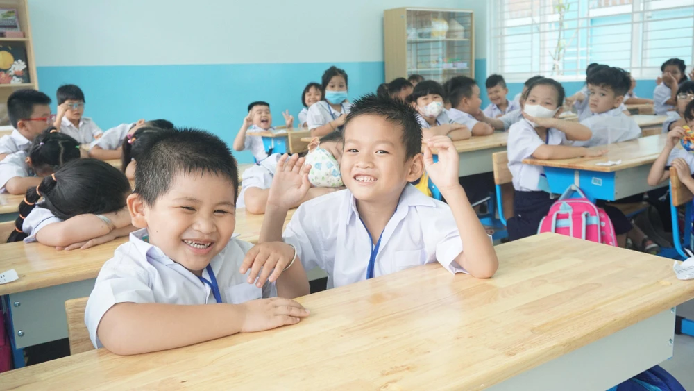 Học sinh trường Tiểu học Nguyễn Trực, quận 8 vui mừng khi được học trong ngôi trường mới. Ảnh: NGUYỄN QUYÊN
