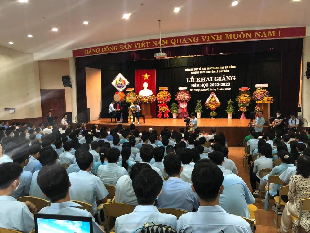 Học sinh trường THPT Chuyên Lê Quý Đôn dự lễ khai giảng. Ảnh: MT