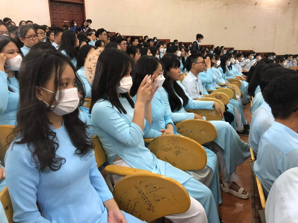 Học sinh trường THPT Chuyên Lê Quý Đôn dự lễ khai giảng. Ảnh: MT