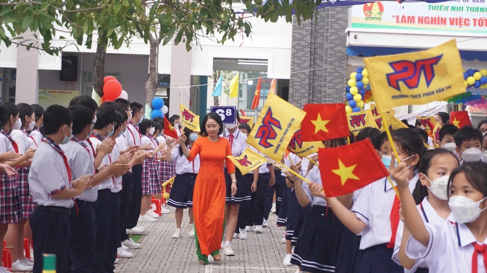 Cô trò lớp 6 trường THCS Phan Văn Trị hân hoan đón chào năm học mới. Ảnh: NGUYỄN QUYÊN