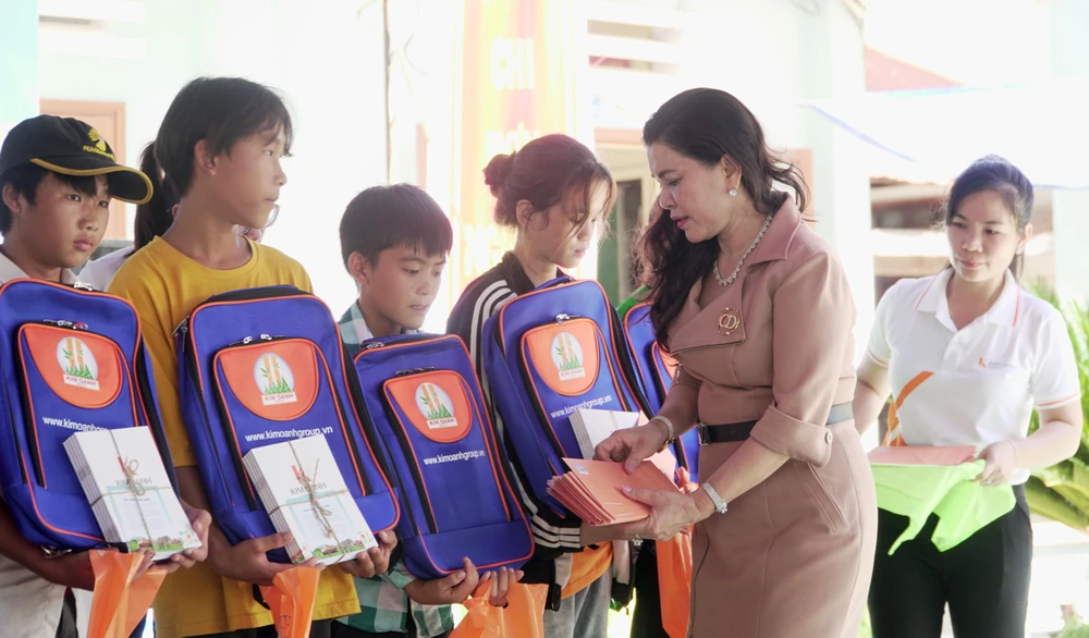 Bà Đặng Thị Kim Oanh trao học bổng đến các cháu học sinh khó khăn tại trường THCS Bế Văn Đàn, huyện Ea Súp Bà Đặng Thị Kim Oanh trao học bổng đến các cháu học sinh khó khăn tại trường THCS Bế Văn Đàn, huyện Ea Súp