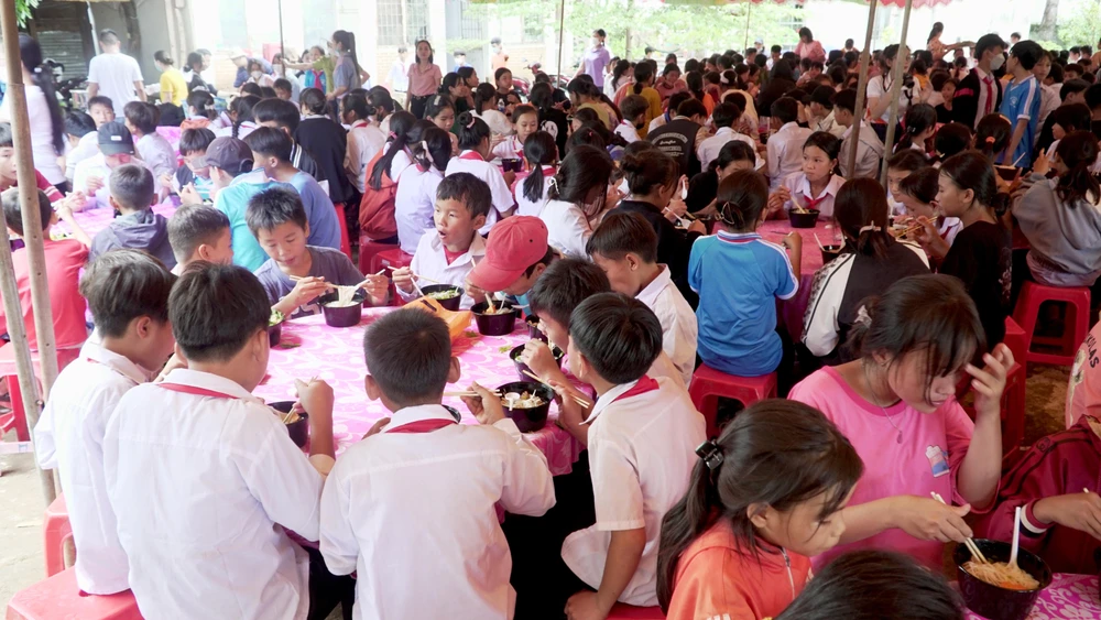 Gần 2 ngàn suất ăn đến với các trẻ khó khăn miền núi Đắk Lăk Gần 2 ngàn suất ăn đến với các trẻ khó khăn miền núi Đắk Lăk