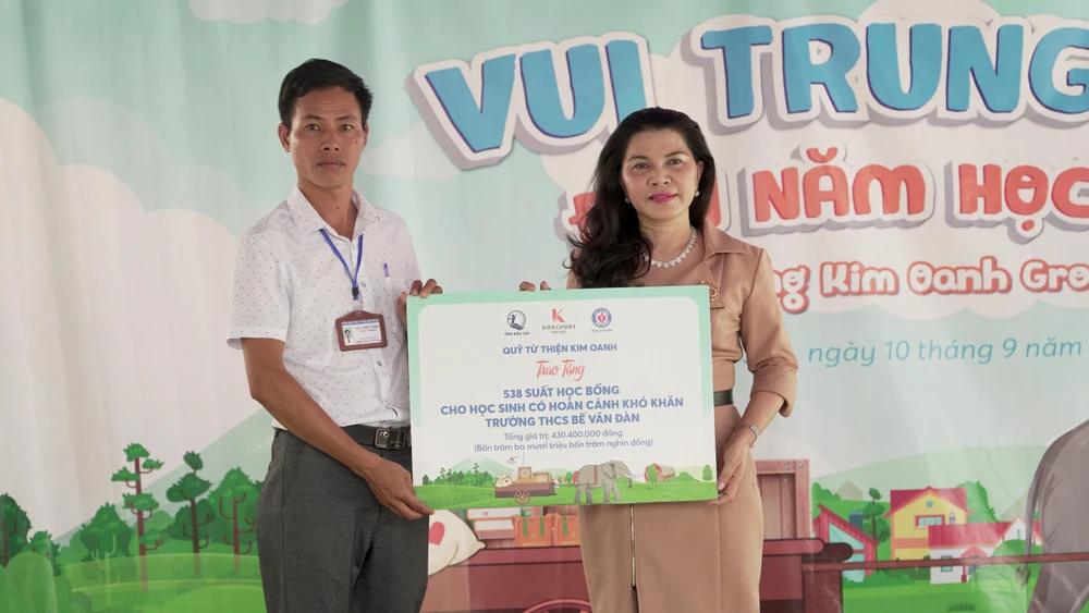 Bà Đặng Thị Kim Oanh trao bảng tượng trưng 538 suất học đến trường Trung học cơ sở Bế Văn Đàn Bà Đặng Thị Kim Oanh trao bảng tượng trưng 538 suất học đến trường Trung học cơ sở Bế Văn Đàn