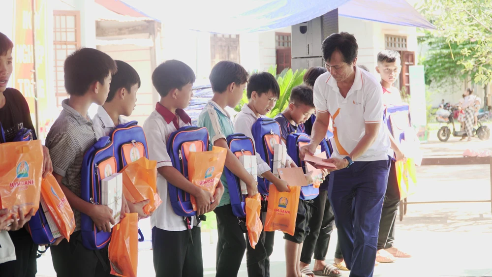 Ông Nguyễn Đức Liên - Chủ tịch danh dự Quỹ Từ thiện Kim Oanh trao tặng học bỗng đến các cháu khó khăn Ông Nguyễn Đức Liên - Chủ tịch danh dự Quỹ Từ thiện Kim Oanh trao tặng học bỗng đến các cháu khó khăn