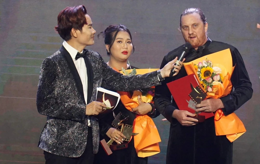 Đạo diễn Aaron Robert Toronto và vợ diễn viên, nhà biên kịch, nhà sản xuất phim Lý Nguyễn Nhã Uyên Đạo diễn Aaron Robert Toronto và vợ diễn viên, nhà biên kịch, nhà sản xuất phim Lý Nguyễn Nhã Uyên