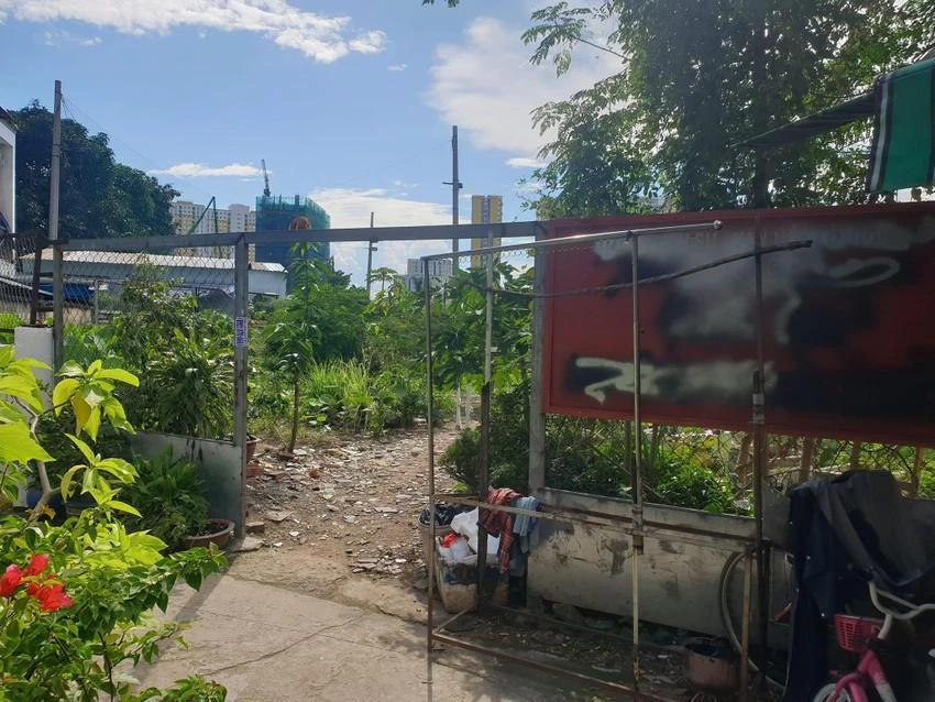 Khu di tích bị xâm phạm nặng nề kể cả bảng tên. Ảnh: HÀ NGUYỄN.