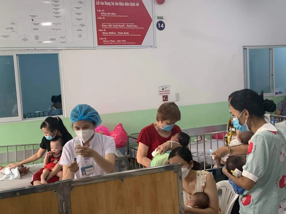 Điều dưỡng Khoa hô hấp BV Nhi đồng 1 luôn tay lo cho bệnh nhân. Ảnh: H.LAN