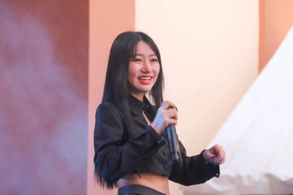 Sự xuất hiện của ca sĩ Orange trong lễ khai giảng khiến nhiều tân sinh viên háo hức mong chờ. Ảnh: USSH Sự xuất hiện của ca sĩ Orange trong lễ khai giảng khiến nhiều tân sinh viên háo hức mong chờ. Ảnh: USSH