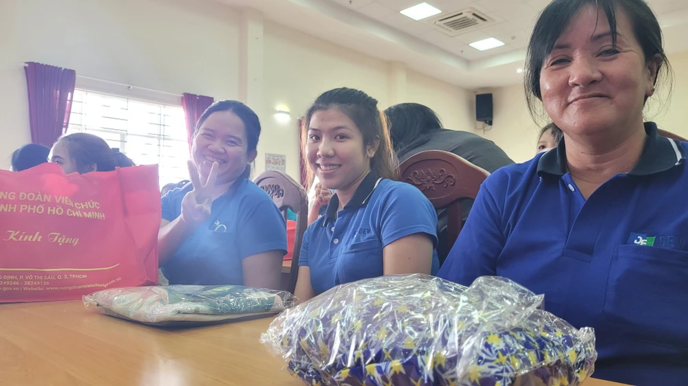 Chị Lưu Nguyệt Thủy cùng các chị em hạnh phúc khi được nhận món quà ý nghĩa.