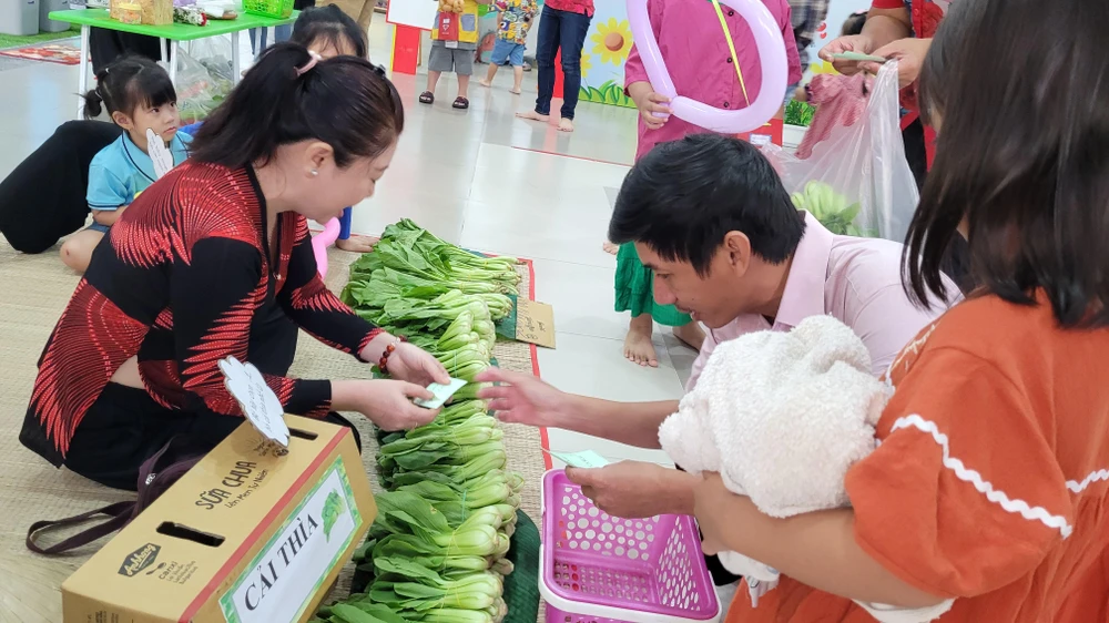 Phụ huynh tham gia đi chợ cùng các con.