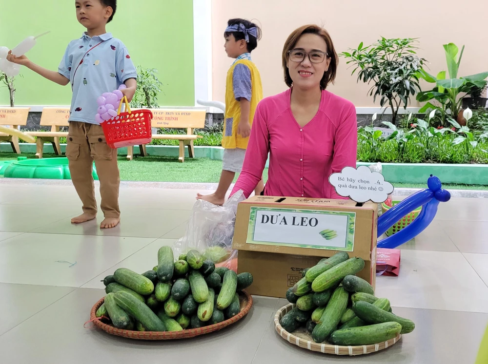 Gian hàng dưa leo đang chờ khách.