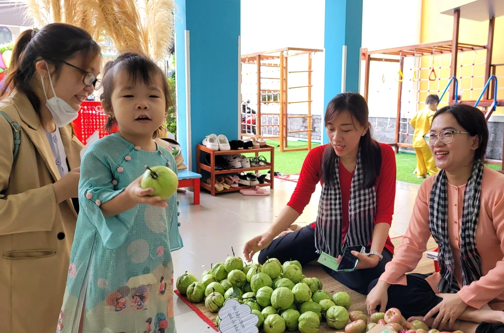 Con chọn được trái ổi mẹ ơi!