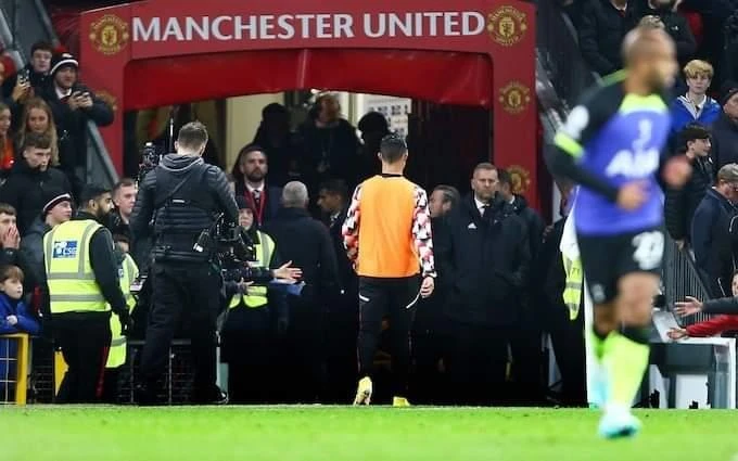 Ronaldo bỏ vào đường hầm sớm dù các cầu thủ trên sân vẫn còn thi đấu. Ảnh: The Telegraph.