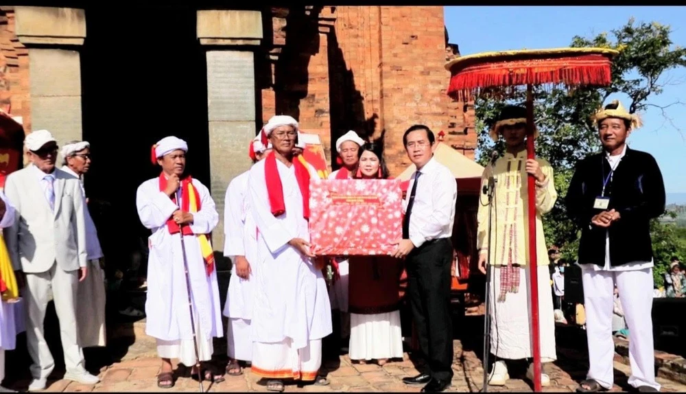 Ông Phạm Văn Hậu, Phó Bí thư thường trực tỉnh uỷ thăm chúc và tặng quà tại tháp Po Klong Garai. Ảnh: NÚI XANH