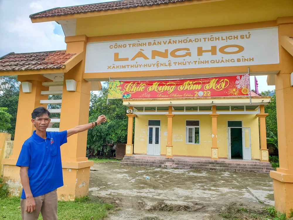 Ông Hồ Đình bên công trình Nhà văn hoá Làng Ho. Ảnh: BẢO THIÊN