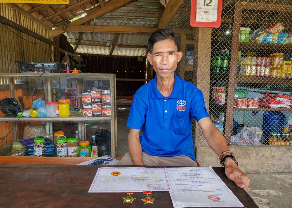 Bí thư Chi bộ Hồ Đình là người rất có uy tín đối với bà con đồng bào tại bản Trung Đoàn, xã Kim Thuỷ. Ảnh: BẢO THIÊN