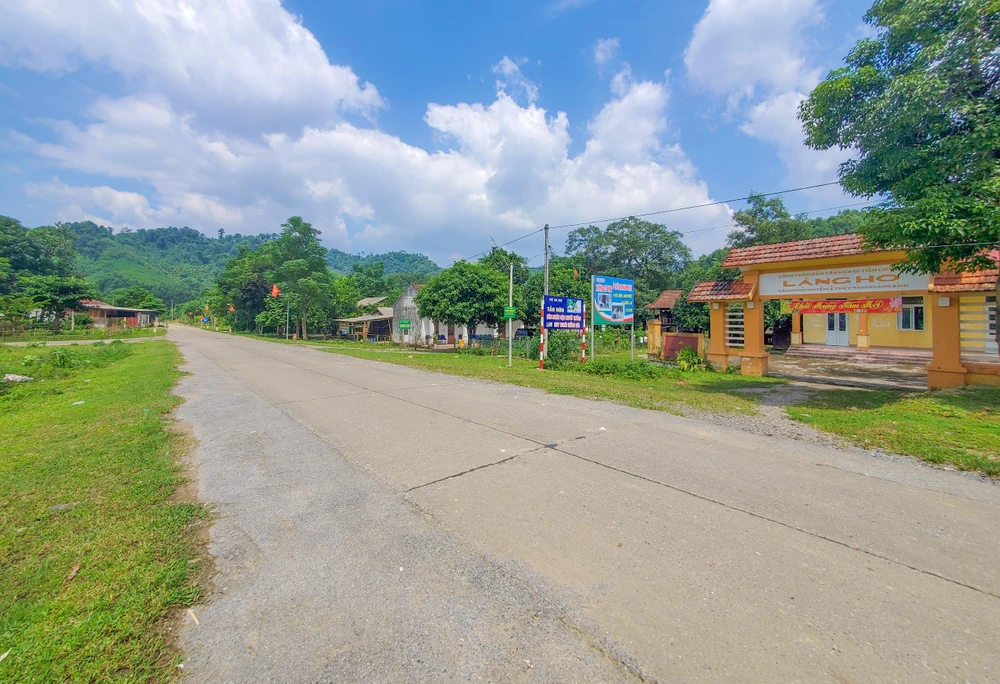 Đường sá vào bản Trung Đoàn nay đều bê tông hoá nối với đường nhựa của Quốc lộ 9. Ảnh: BẢO THIÊN