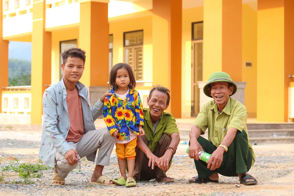 Trưởng bản Hồ Hơn rạng rỡ cùng người dân bản Lâm Ninh. Ảnh: BẢO THIÊN