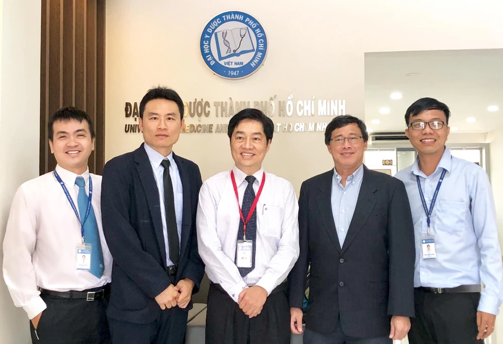 Tiến sĩ trần Ngọc Đăng (sinh năm 1988, bìa phải), giảng viên trường ĐH Y Dược TP.HCM, một trong các ứng viên PGS trẻ tuổi nhất. TS Đăng cũng vừa đạt giải thưởng Quả cầu vàng 2022. Ảnh: NVCC