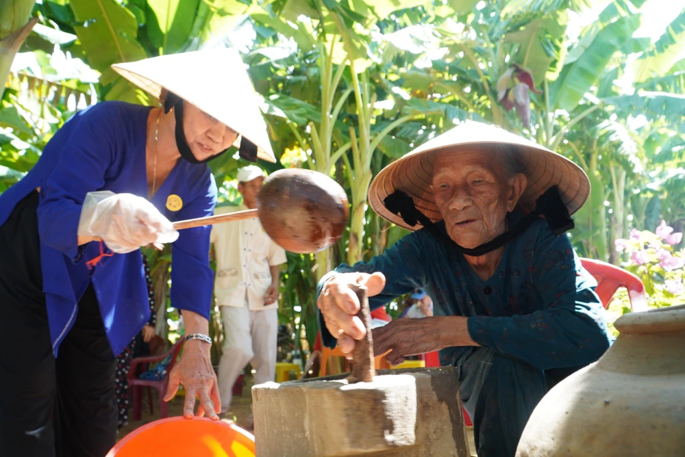 Xay bột – công đoạn đầu tiên chế biến món Mỳ Quảng. Ảnh: HQ