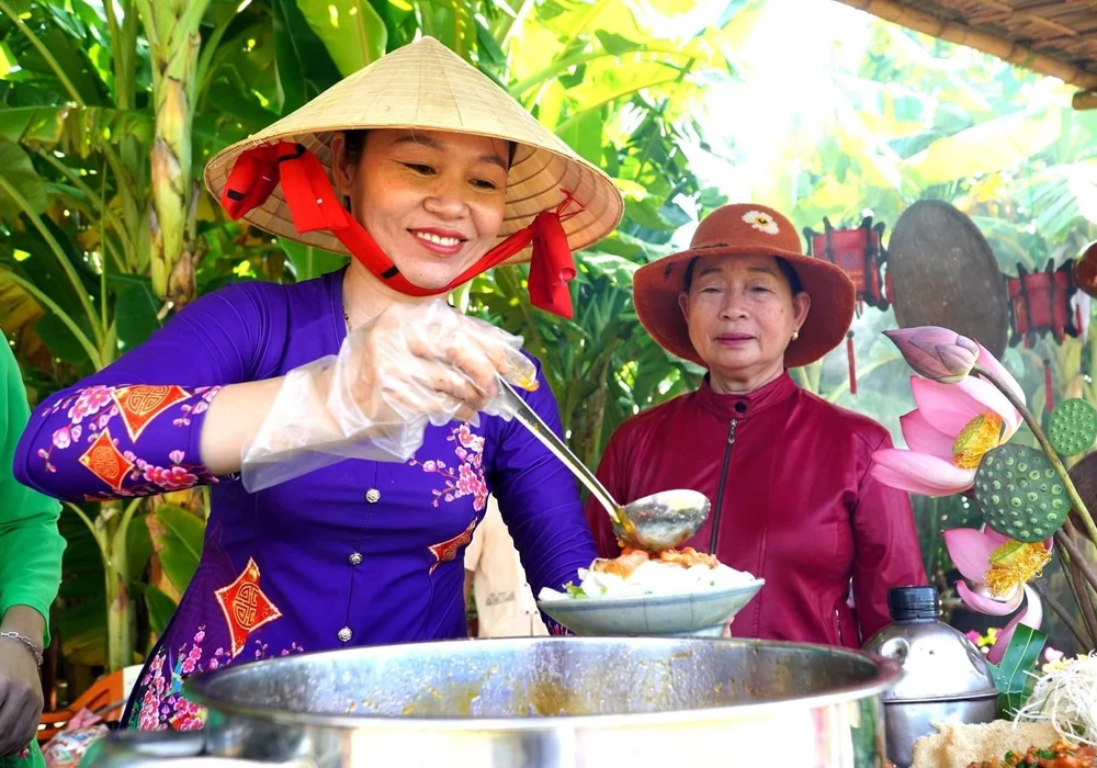 Xay bột – công đoạn đầu tiên chế biến món Mỳ Quảng. Ảnh: HQ