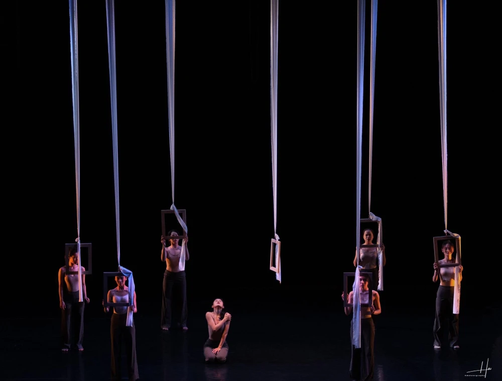 Kịch múa "Hoàng hôn" khắc họa những góc khác của chiến tranh, đó là tình yêu, sự chờ đợi và chung thủy. Ảnh: PHÚC HẢI