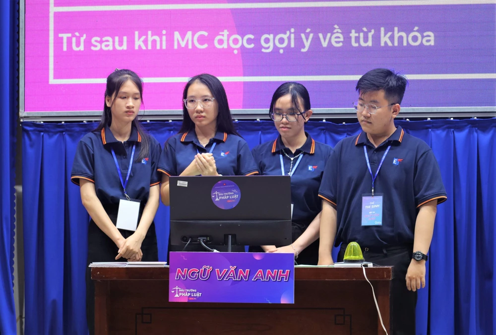 Đội thi của khoa Ngữ văn Anh