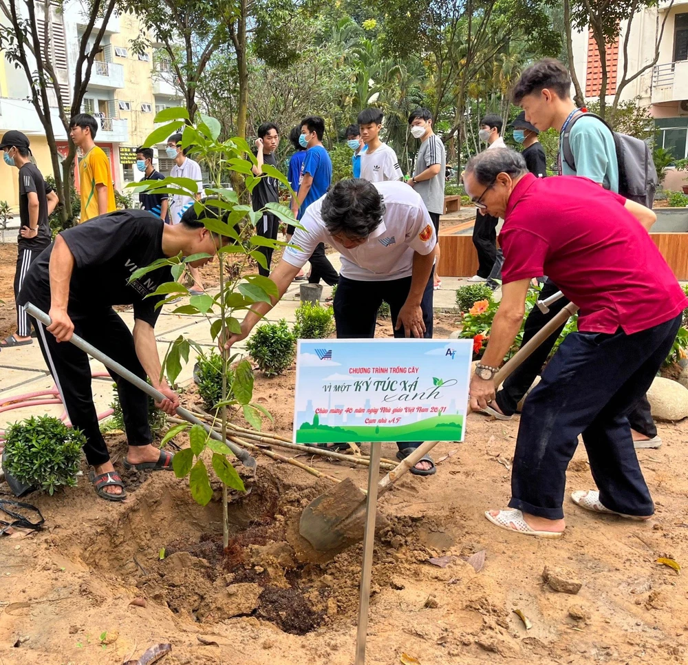 Các thành viên tham gia đã trồng 1.045 cây xanh.