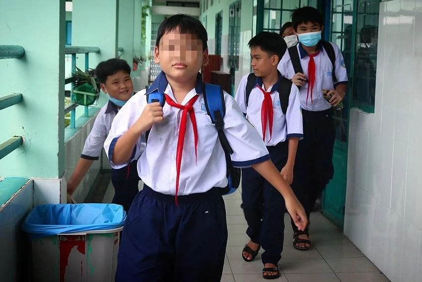 Em TKĐT (quận Bình Tân, TP.HCM) nhận được sự yêu thương và trở thành con nuôi của Hội Liên hiệp Phụ nữ phường An Lạc A. Ảnh: TÚ NGÂN