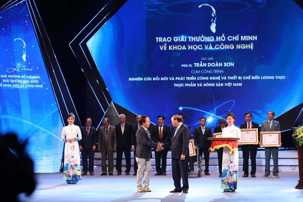 Chủ tịch nước Nguyễn Xuân Phúc trao tặng Giải thưởng Hồ Chí Minh về KHCN cho NGND-GS-TS Trần Doãn Sơn. Ảnh: Quang Hiếu