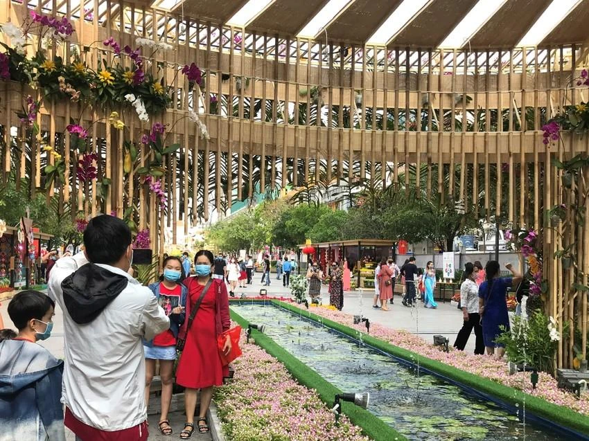 Du khách tham quan đường hoa Nguyễn Huệ dịp Tết 2021. Ảnh: Tú Uyên