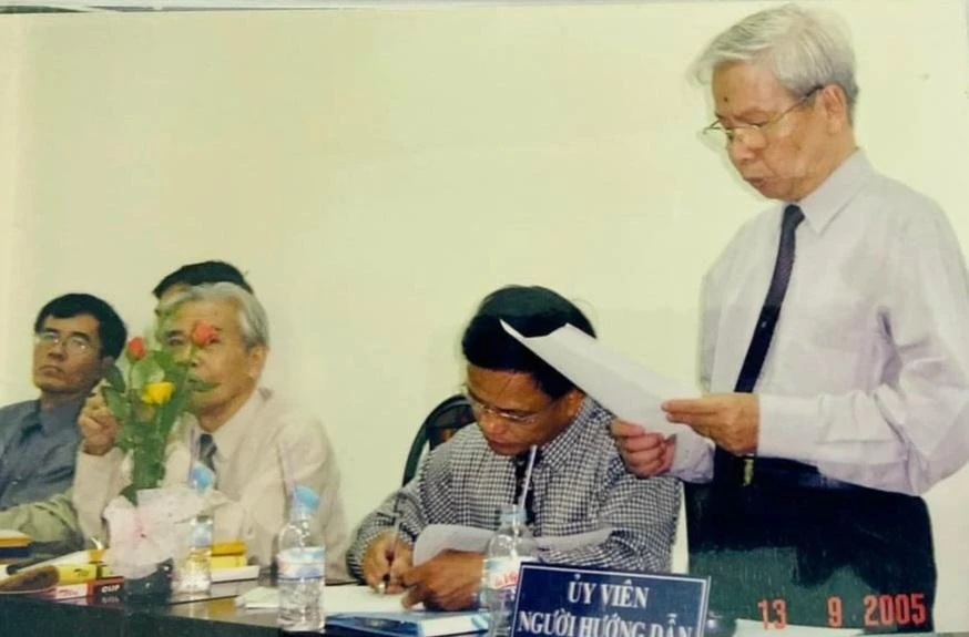 Thầy Trần Hữu Tá tại buổi bảo vệ luận văn của cô Đặng Thị Huy Lam. Ảnh: NVCC