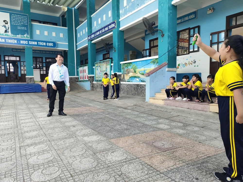 Thầy Bình chơi cùng học sinh trong giờ ra chơi.