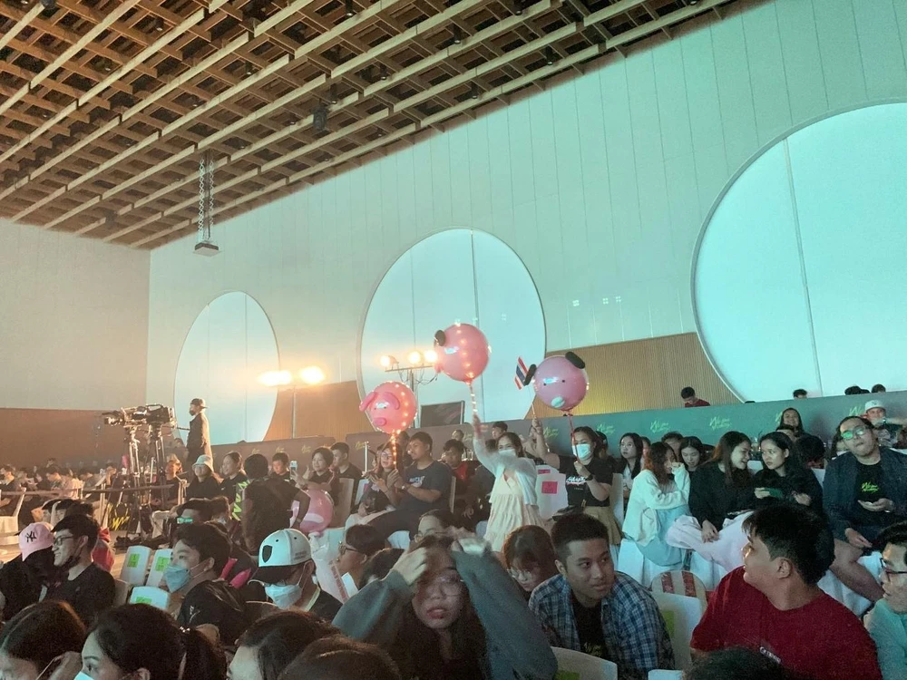 Khán giả Thái Lan vỡ òa khi đội nhà lên ngôi vô địch. Ảnh: Minh Trí Khán giả Thái Lan vỡ òa khi đội nhà lên ngôi vô địch. Ảnh: Minh Trí