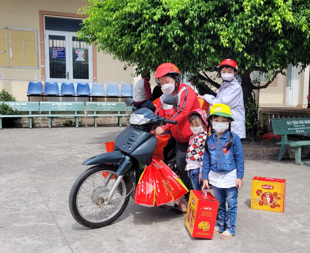 Niềm vui của 4 mẹ con khi được nhận quà