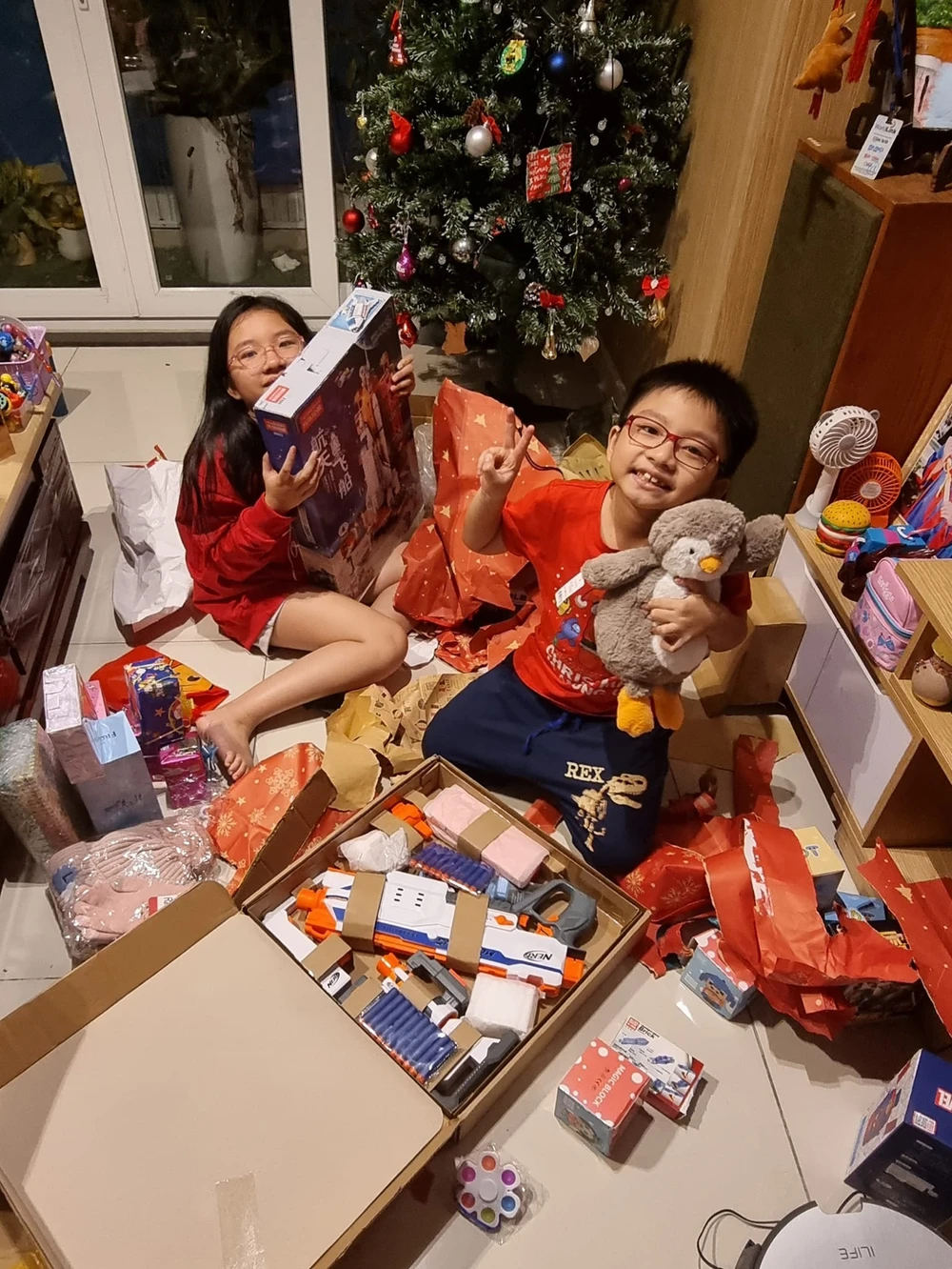 Các con của chị Nghi Khanh, quận 7 tưng bừng khui quà trong đêm Noel.