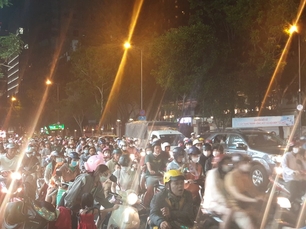 Dòng người đông đúc di chuyển từng chút một quanh khu vực nhà thờ Đức Bà