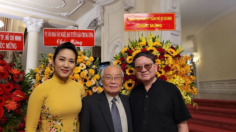 Nhạc sĩ Phạm Minh Tuấn (giữa) cùng nhạc sĩ Đức Trịnh - Chủ tịch Hội Nhạc sĩ Việt Nam và NSƯT Thanh Thúy, PGĐ Sở VH&amp;TT TP.HCM.