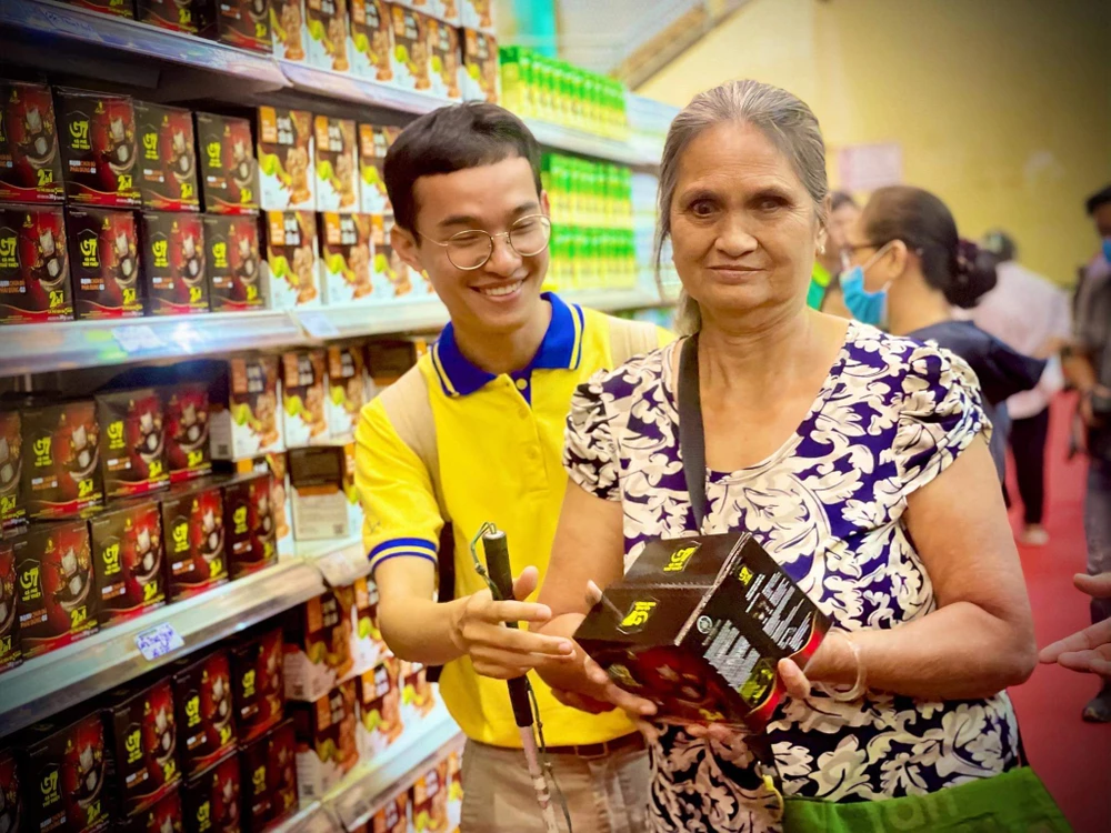 Cụ bà Nguyễn Thị Ngọc Cúc nghỉ một ngày bán vé số để đi siêu thị 0 đồng