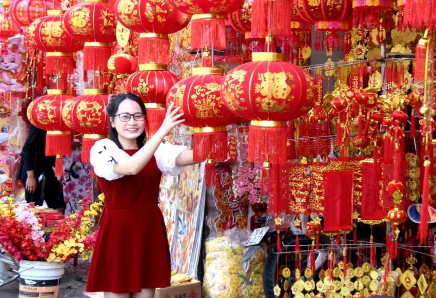 Điểm check-in của các bạn trẻ tại con đường bán đèn lồng, bao lì xì ở TP Nha Trang.